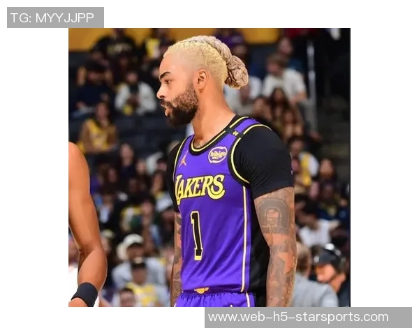 老队友默契配合濃眉果断分球助拉塞尔轻松命中三分 老队友默契配合濃眉果断分球助拉塞尔轻松命中三分