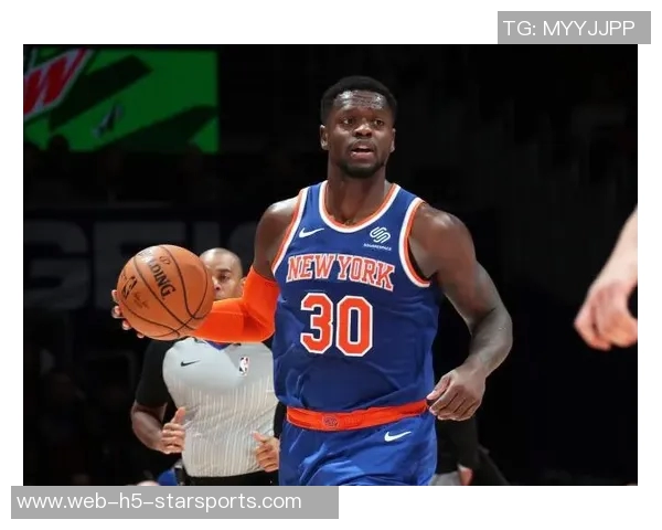 兰德尔上半场表现稳定11投6中贡献14分4篮板1助攻1抢断