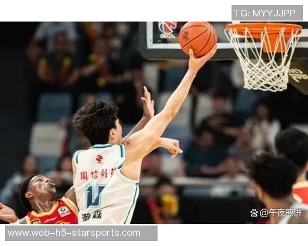 杨瀚森神勇防守一击扇飞弗里曼托篮下进攻皮球瞬间