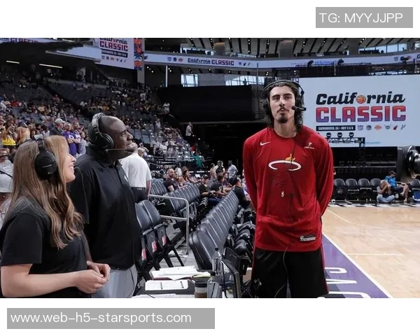 热火记者报道哈克斯左脚踝扭伤球队明日将决定他的出战状态