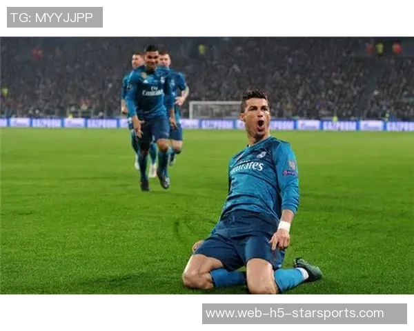 C罗精彩倒钩破门后队友热情为其戴帽子庆祝场面温馨